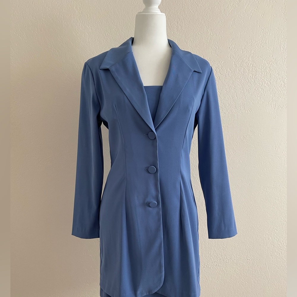 Elegan Alyn Paige suite with jacket in a super cute light blue